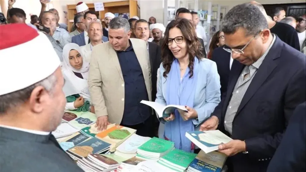 وزيرة الثقافة ومحافظ البحر الأحمر يتفقدان الدورة الثالثة من معرض شلاتين للكتاب