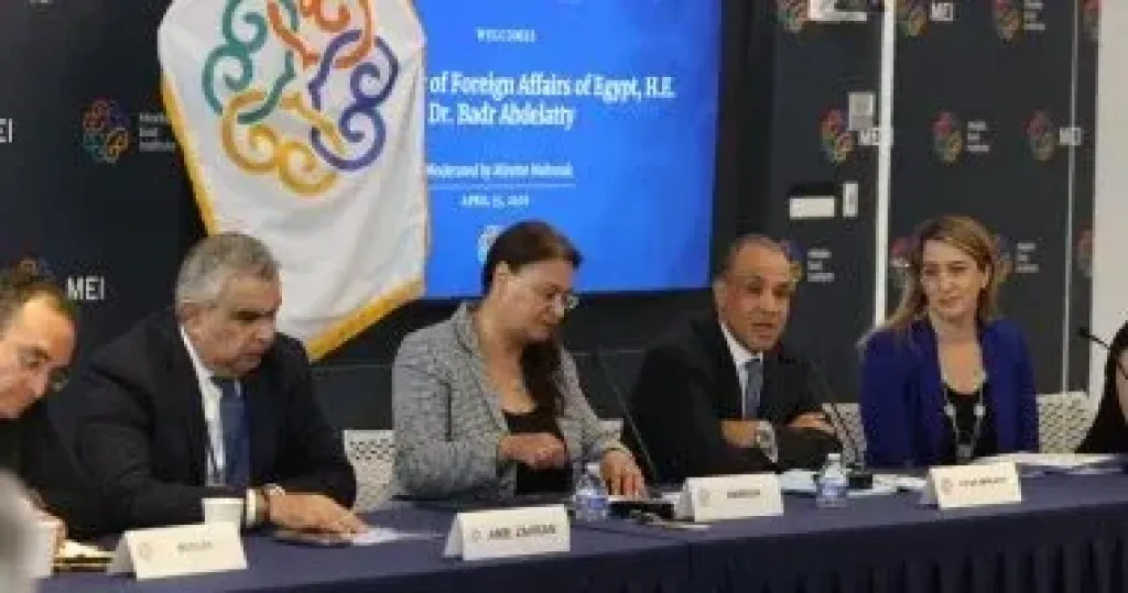 وزير الخارجية يستعرض موقف مصر من الأزمات فى مائدة مستديرة بواشنطن