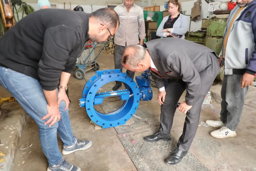 جولاته الميدانية.. رئيس مياه أسيوط يدعم محطة نزلة عبد اللاه المرشحة بمحابس