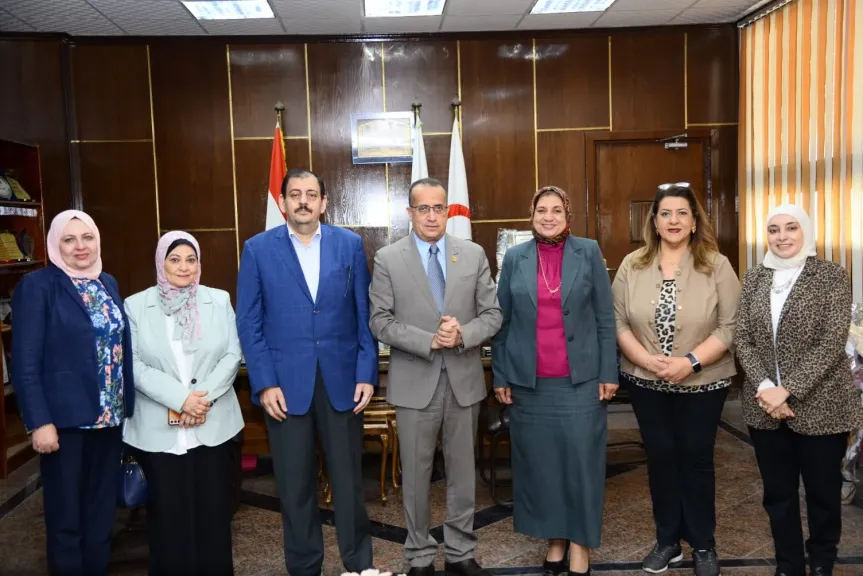 عميد كلية الطب بجامعة أسيوط يستقبل وفد لجنة ترخيص بنوك الدم من المجلس