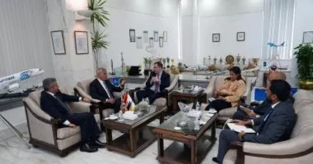 رئيس مصر للطيران يبحث مع سفير بريطانيا تعزيز التعاون لدعم تطوير الشركة