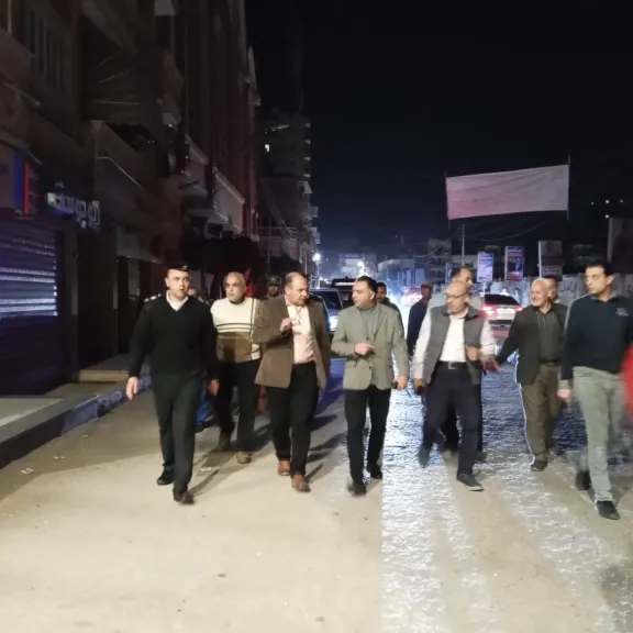 جولة مسائية بكوم حمادة لمتابعة الالتزام بمواعيد الغلق وترشيد استهلاك الكهرباء