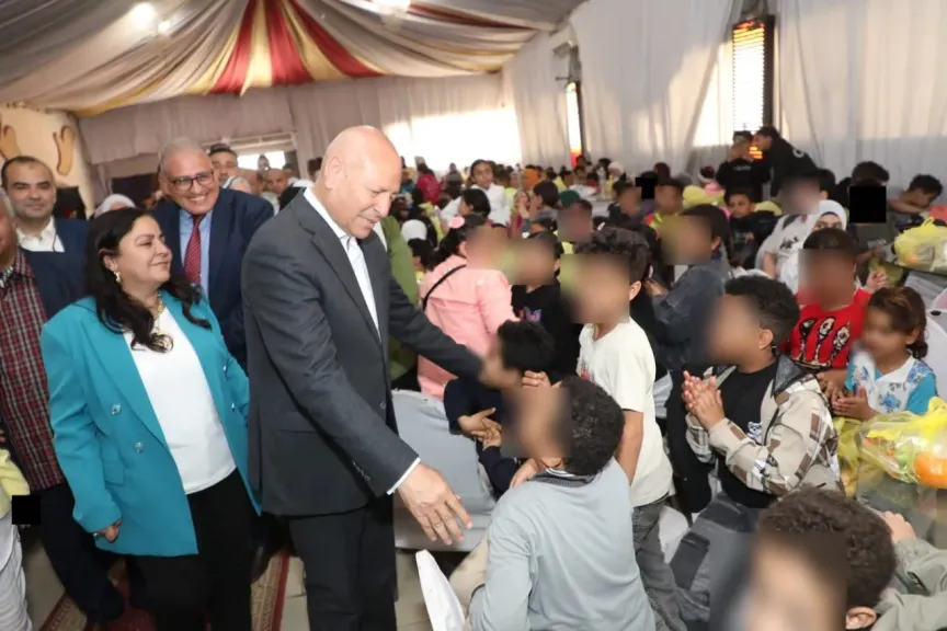 محافظ القاهرة يشارك فى احتفال يوم اليتيم الذى اقامته عضو مجلس النواب بحى السلام اول