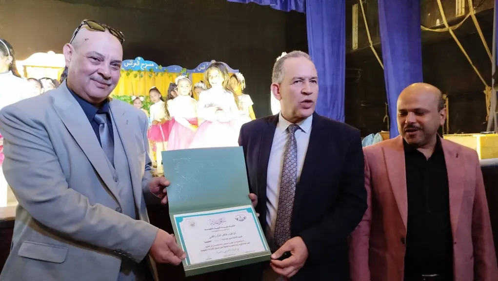وكيل وزارة التعليم بأسيوط يكرم ”طارق الدسوقى ” لفوزه بالمركز الأول