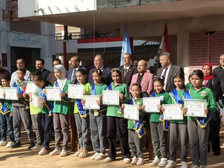وكيل وزارة التعليم بأسيوط يشهد احتفالية تكريم حفظة القرآن الكريم بمدرسة الجامعة