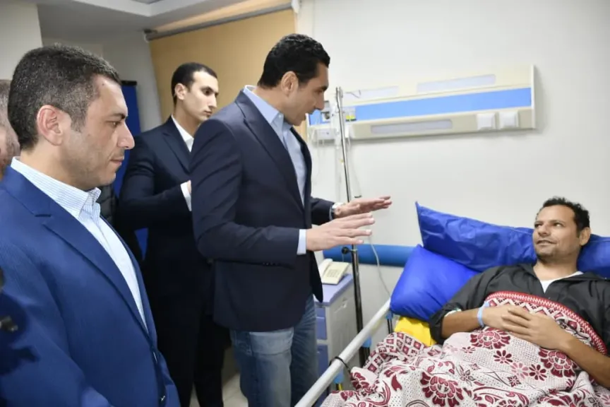 وزير الشباب والرياضة يزور احد عاملي النظافة  بنادي النادي للاطمئنان علي حالته الصحية