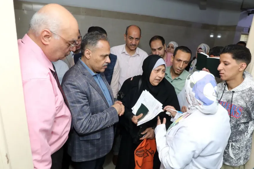 محافظ الشرقية يُفاجئ عيادات المبرة للتأمين الصحي بالزقازيق.. ويوجّه بسرعة إنهاء إجراءات عملية جراحية لإحدي السيدات