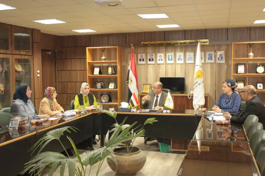 جامعة أسيوط تستعرض خطط تطوير مراكز اللغات الأجنبية وتوسيع نطاق خدماتها