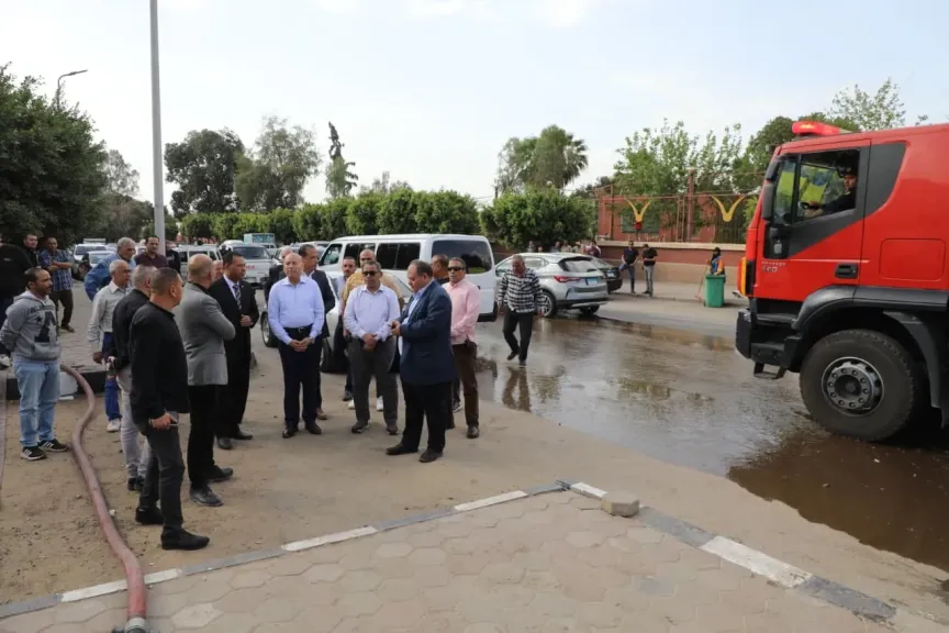 محافظ القاهرة يشرف على عمليات إطفاء النيران التى نشبت بمخزن  خردة بشارع النصر بحى غرب القاهرة