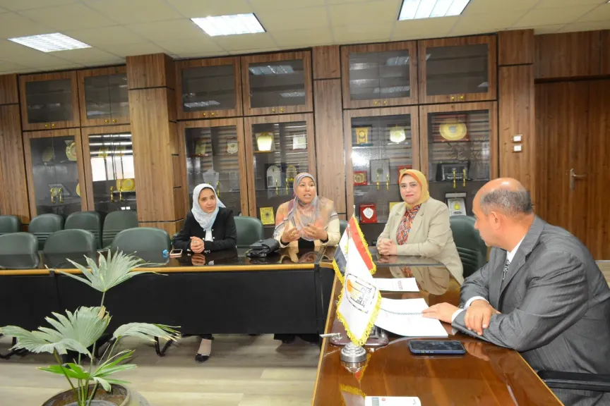 جامعة أسيوط تستعرض تقرير مبادرة البصمة الكربونية لكلية التربية للعام المالي 2024/2025