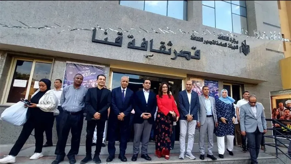 وزيرة الثقافة تزور مكتبة الطفل والشباب بمنطقة المعنّا في قن