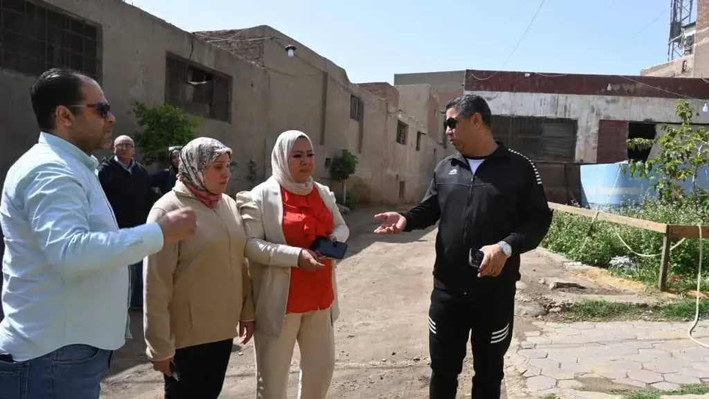 ” محمود فوزى” يواصل جولاته المفاجئه بمركز شباب الهايكستب والسلام ثالث