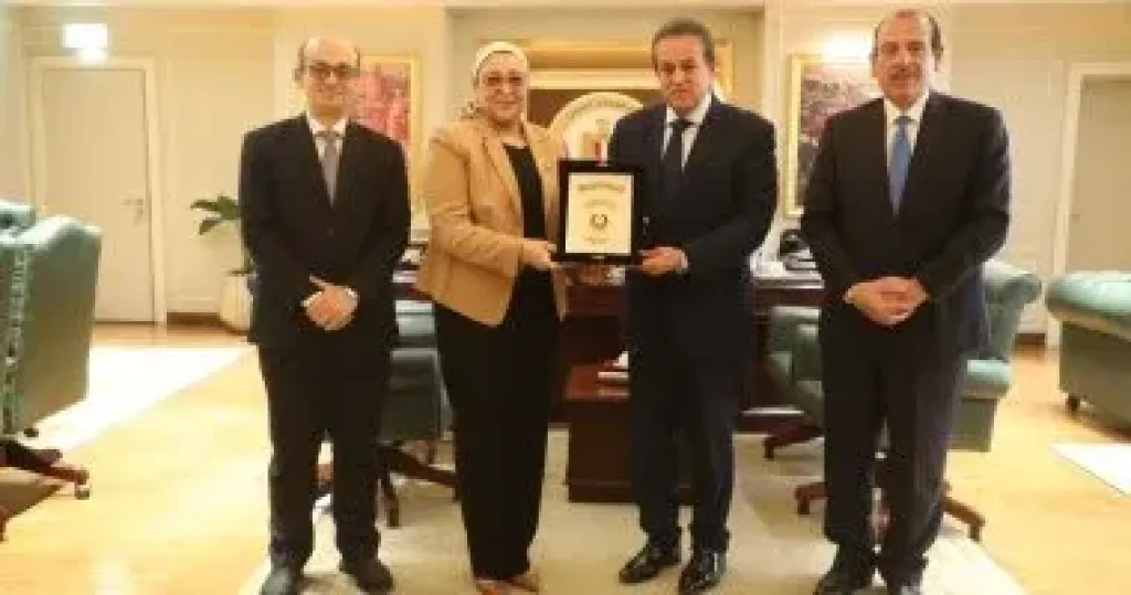 وزير الصحة يكرم الدكتورة نانسي الجندي لبلوغها السن القانونية للمعاش