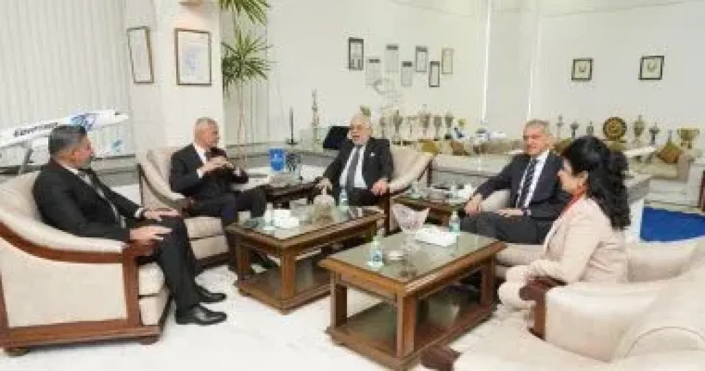 مصر للطيران تستقبل وفد نقابة المهن التمثيلية لتعزيز التعاون بين الجانبين