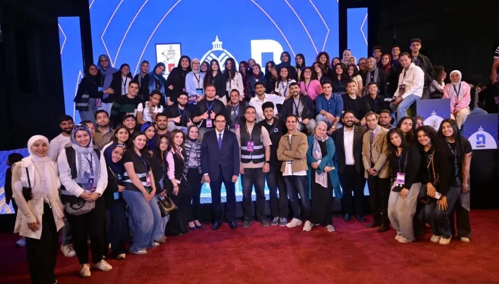 رئيس جامعة القاهرة يتحاور مع الطلاب في ختام ملتقى التوظيف والتدريب