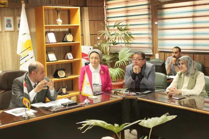 مركز تسويق الخدمات الجامعية بجامعة أسيوط يناقش تطوير آليات التسويق الإلكتروني