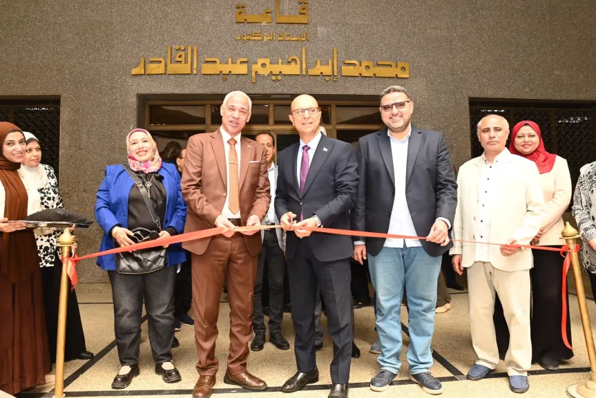 الدكتور المنشاوي يفتتح المعرض الفني السنوي لطلاب قسمي الديكور والعمارة