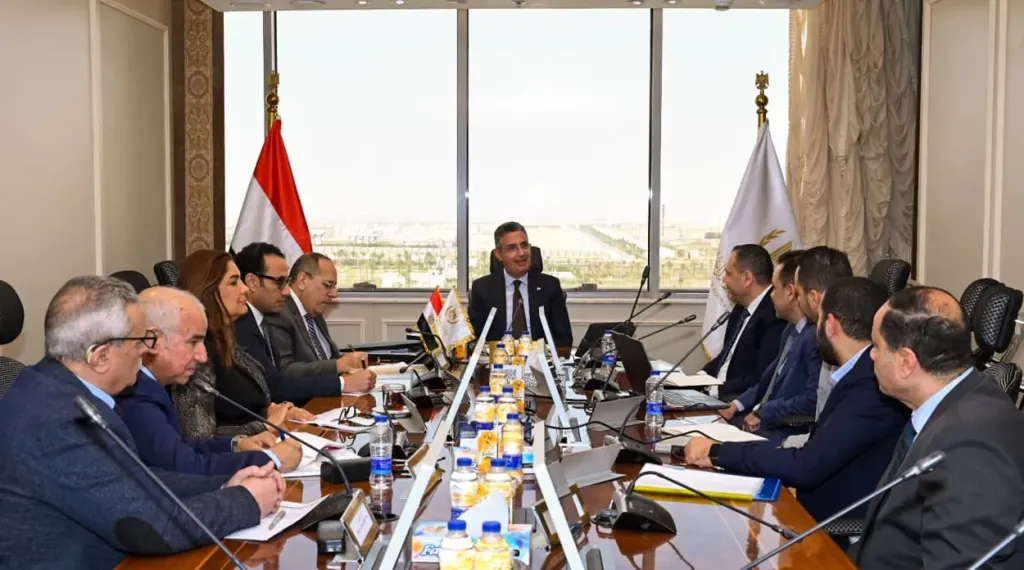 وزير التموين والتجارة الداخلية يعقد اجتماعًا مع شركة سُبل للاستثمار التجاري
