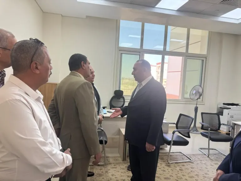 رئيس جامعة أسيوط الأهلية في جولة تفقدية داخل المبنى الإداري لتفقد سير العمل