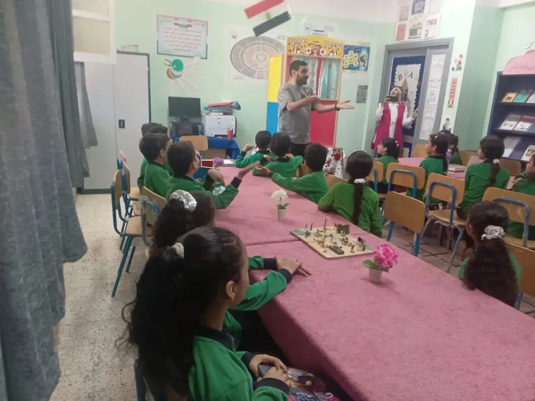 محافظ أسيوط: تنظيم فعاليات ثقافية لمكتبة مصر العامة المتنقلة بمدرسة