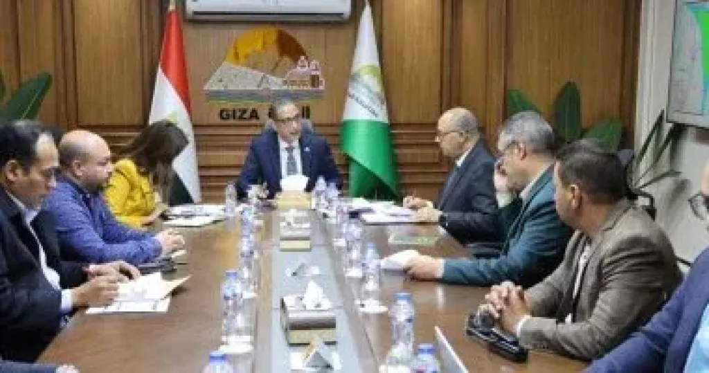 محافظ الجيزة: دعم حى الوراق بشركتى نظافة و60 عاملًا لرفع كفاءة الخدمات