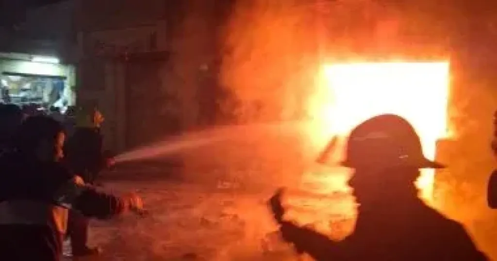 السيطرة على حريق ضخم داخل مصنع أثاث بقرية شطا في دمياط