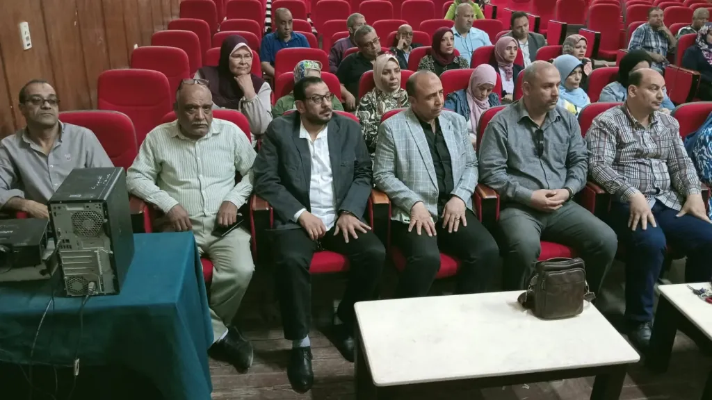 مدير تعليم أسيوط يعقد اجتماعا لمتابعة تطبيق لائحة الانضباط المدرسى