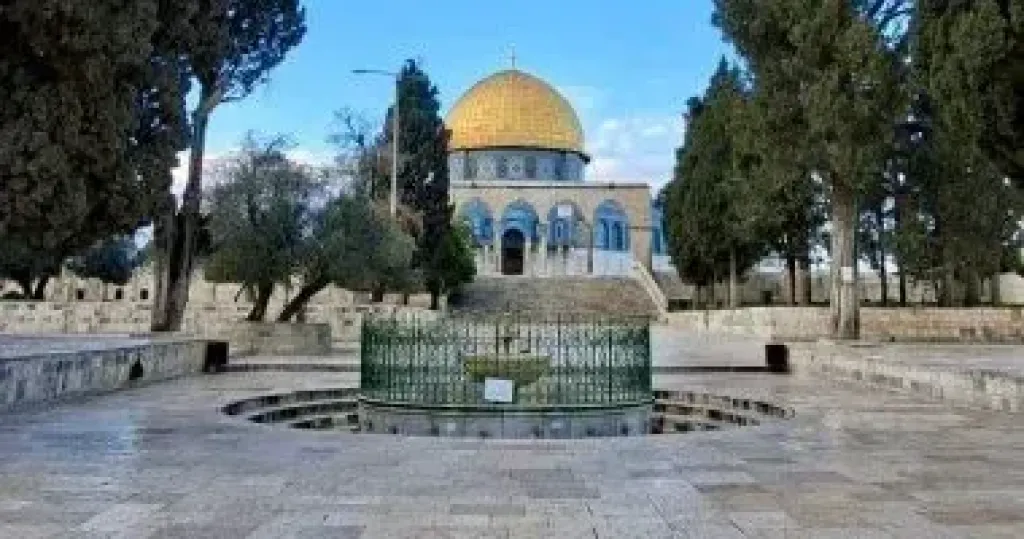 عشرات المستوطنين يقتحمون المسجد الأقصى بحماية من قوات الاحتلال الإسرائيلي