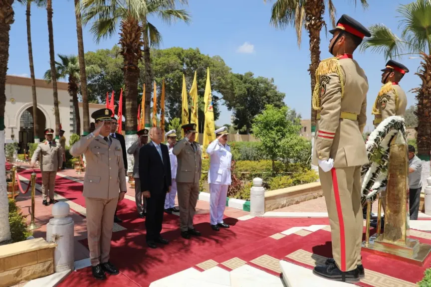 محافظ القاهرة يضع إكليلا من الزهور على مقابر شهداء المنطقة العسكرية بالخفير بمناسبة الاحتفال بذكرى عيد سيناء
