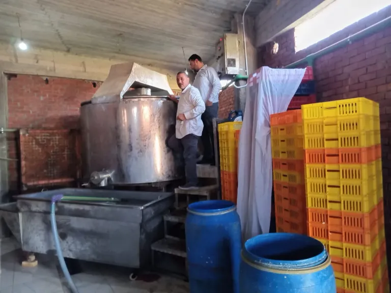 محافظ أسيوط: ضبط 3 أطنان لبن فاسد ومواد خطرة داخل مصنع ألبان