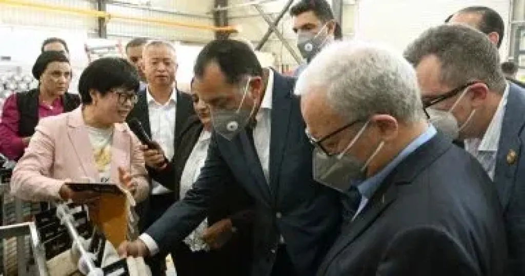 رئيس الوزراء يفتتح مصنع للصناعات النسيجية باستثمارات 6 ملايين دولار