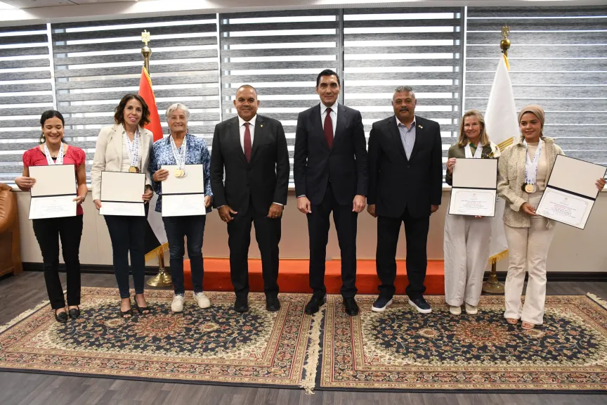 وزير الرياضة يكرم بطلات العالم لسباحة الزعانف ويؤكد: البلد تدعم المقاتلين