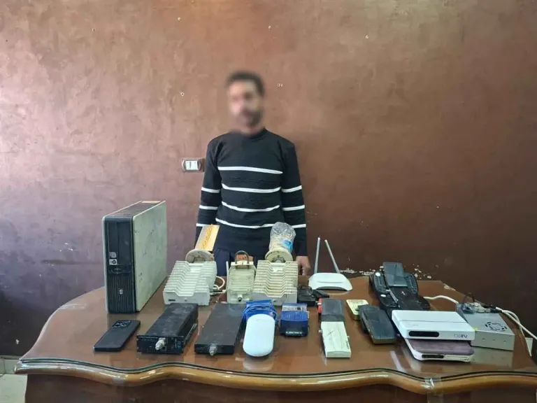 ضبط متهم بالغربية لإدارته شبكة بث تلفزيوني بدون ترخيص ومصادرة أجهزة لفك شفرات القنوات