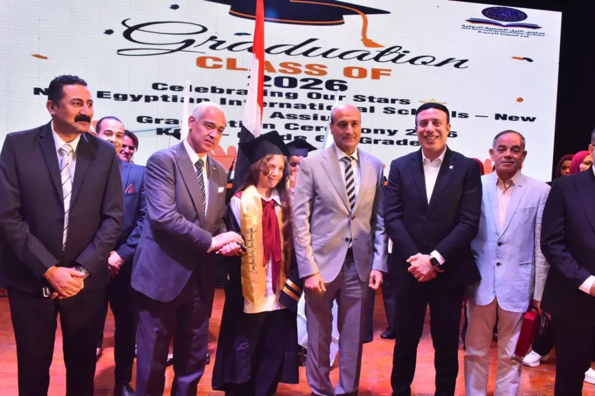 محافظ أسيوط يشهد حفل تخرج طلاب مدرسة النيل الدولية بأسيوط الجديدة