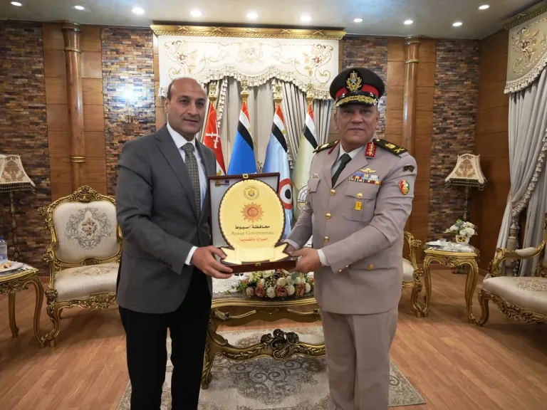 محافظ أسيوط يشارك قائد المنطقة الجنوبية العسكرية ومدير الأمن في وضع إكليلًا