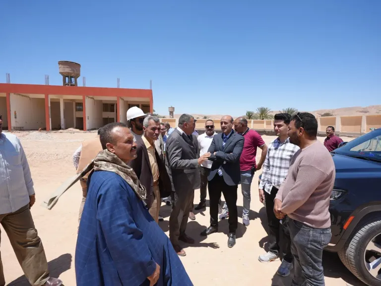محافظ أسيوط يتفقد مشروع السوق الحضري بالكوم الأحمر ويشدد
