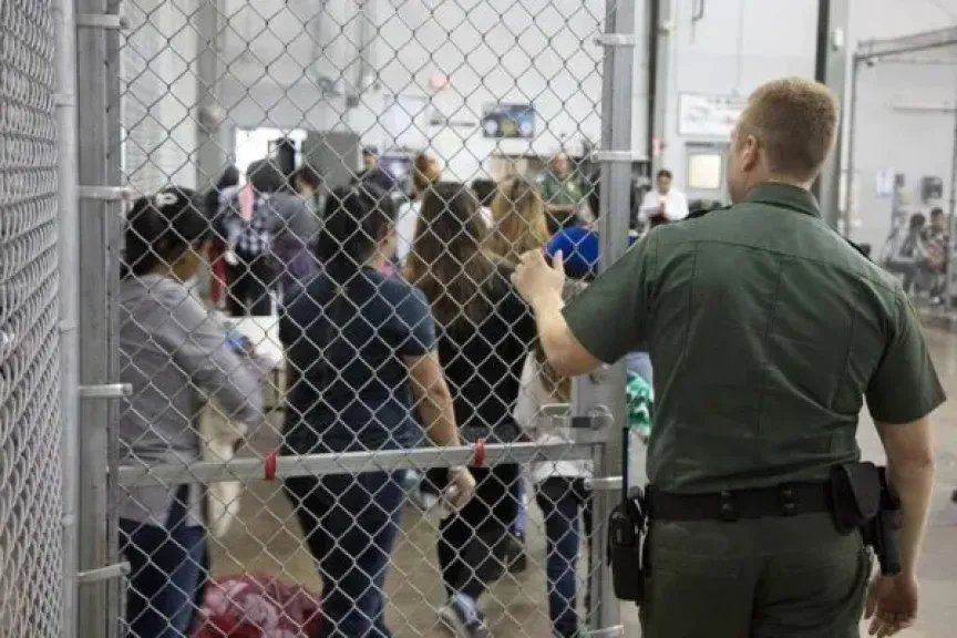 قاضٍ أمريكي يفرج عن أم مصرية وأبنائها الخمسة بعد احتجازهم في تكساس 300 يومًا خلف القضبان