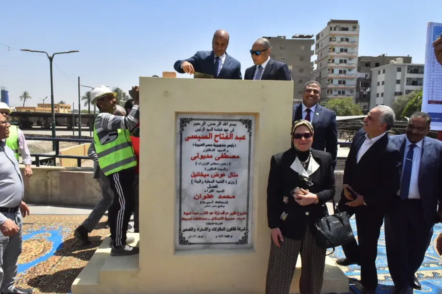 محافظ أسيوط يضع حجر الأساس لتطوير مجمع مواقف نزلة عبد اللاه بحي شرق