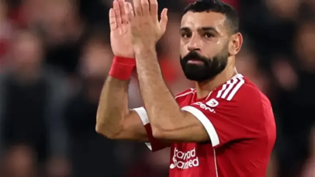 وسط تصفيق حار، إصابة محمد صلاح واستبداله خلال لقاء ليفربول وكريستال بالاس
