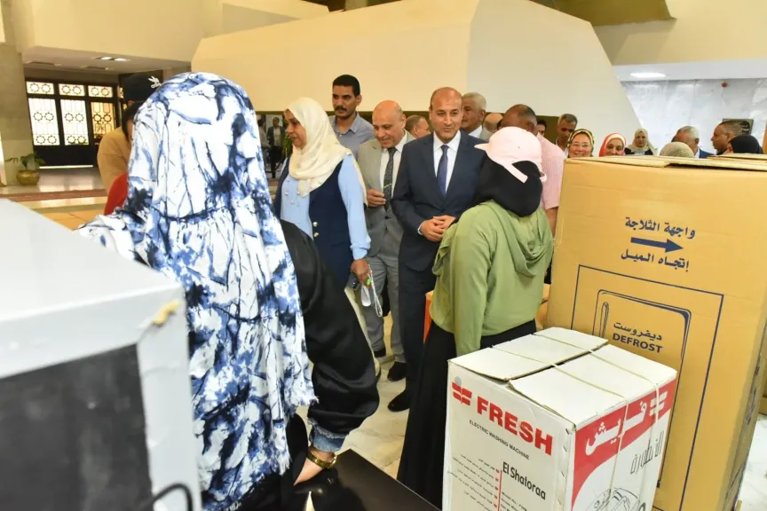 محافظ أسيوط يسلم 20 جهاز عروسة للفتيات الأكثر احتياجًا ضمن احتفالات العيد