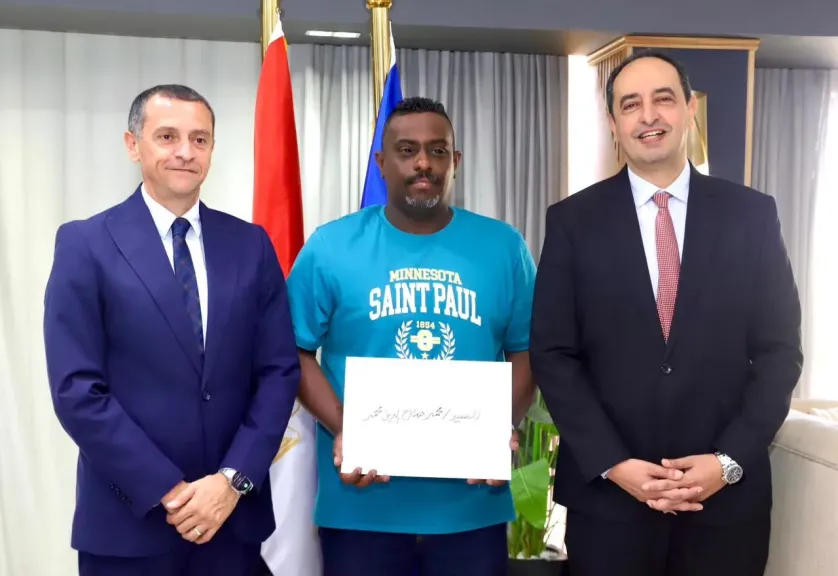 محافظ أسوان ومدير صندوق مكافحة الإدمان يسلمان عقود مشروعات للمتعافين