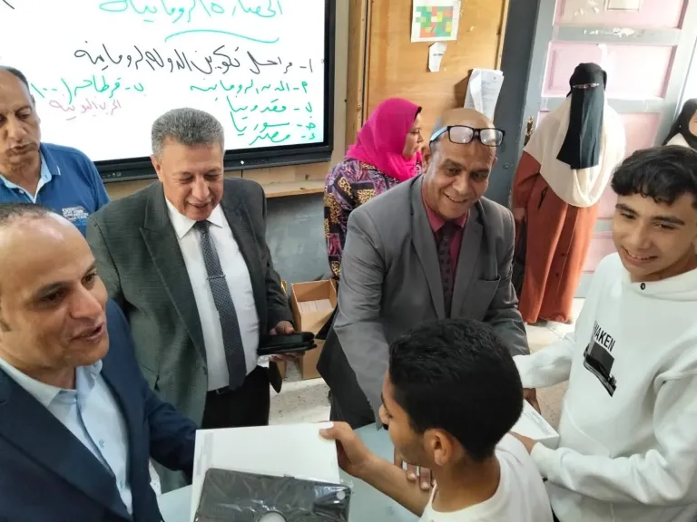 الديب في جولة ميدانية بأبوحمص لمتابعة ديوان الإدارة الجديد وتسليم التابلت للطلاب