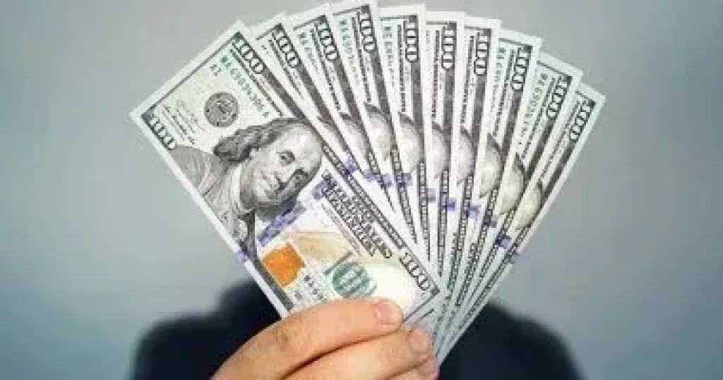 تعرف على سعر الدولار مقابل الجنيه قبل بدء جلسة التداول