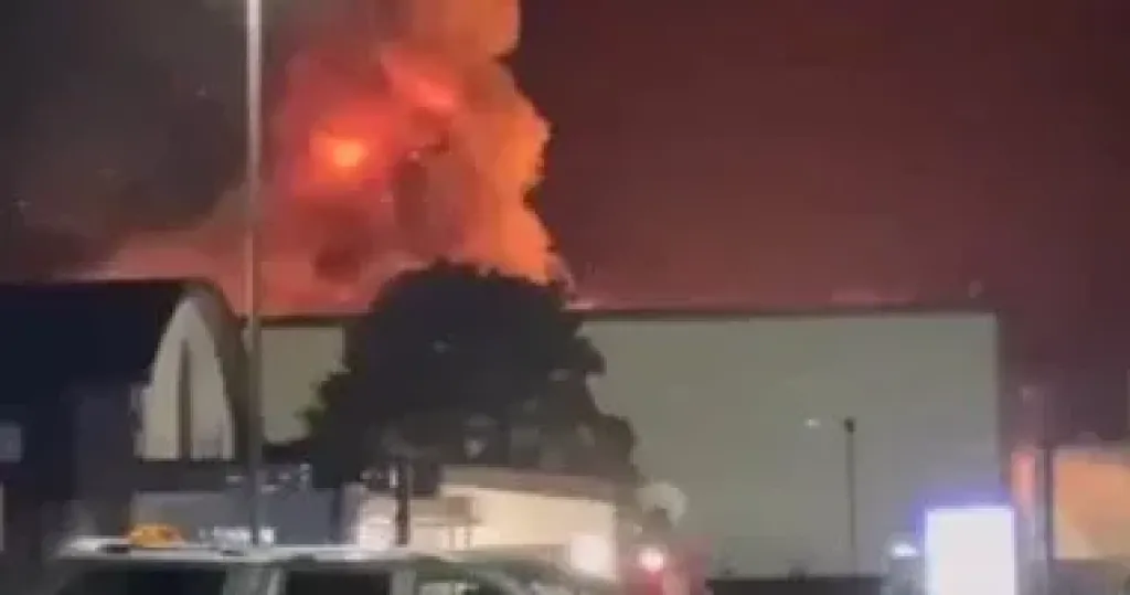 السيطرة على حريق سيارة ملاكى فى مدينة 6 أكتوبر