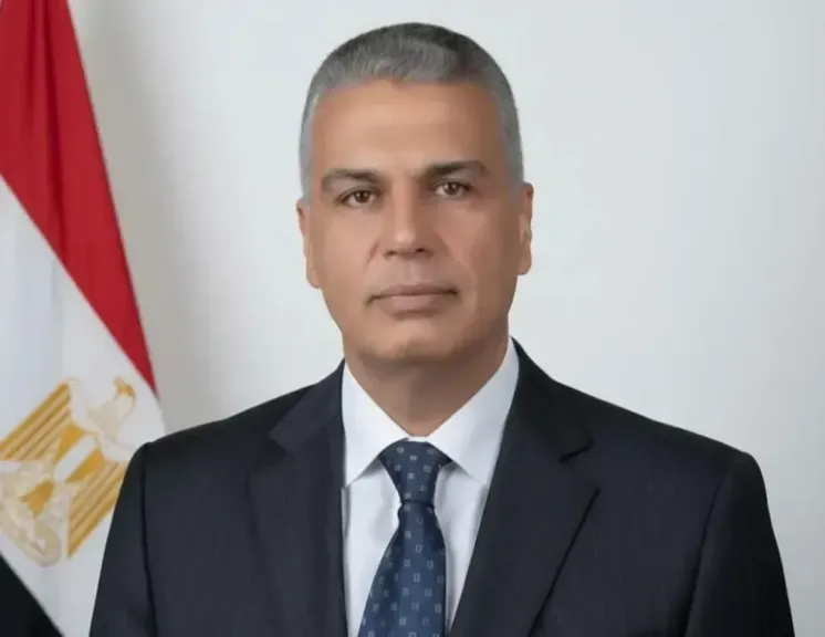 محافظ جنوب سيناء يضع إكليل من الزهور على النصب التذكاري للجندي المجهول