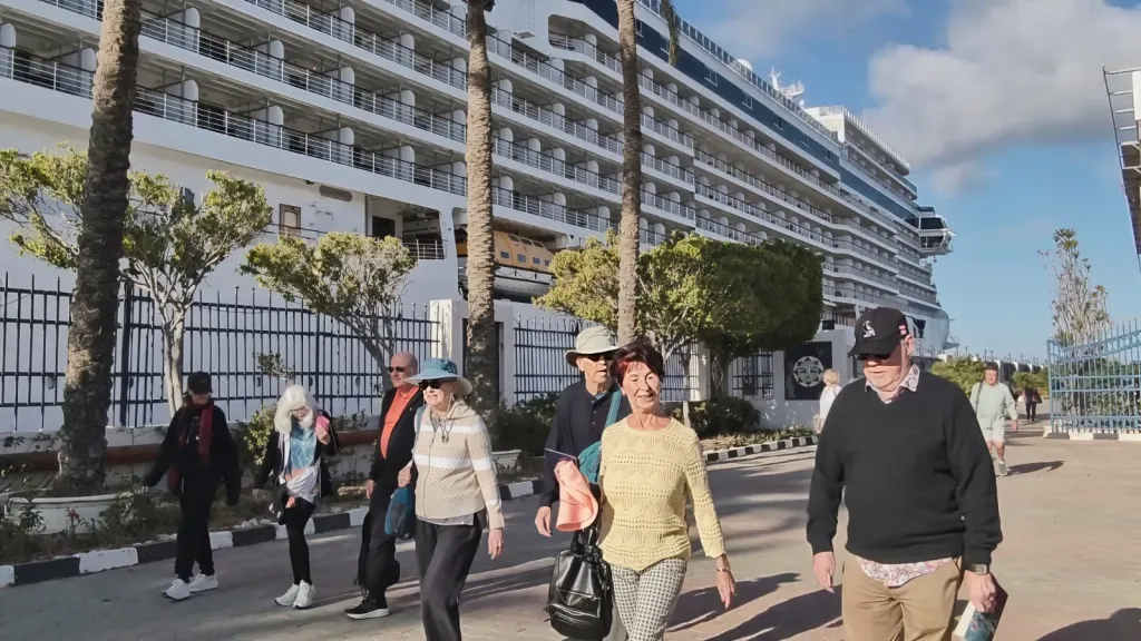 ميناء الإسكندرية يستقبل السفينة السياحية Seven Seas Grandeur