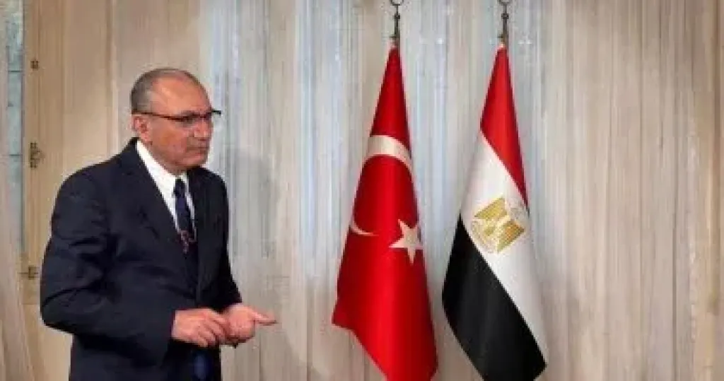 سفير تركيا بالقاهرة يعزي رئيس الوزراء الدكتور مصطفى مدبولي فى وفاة والده