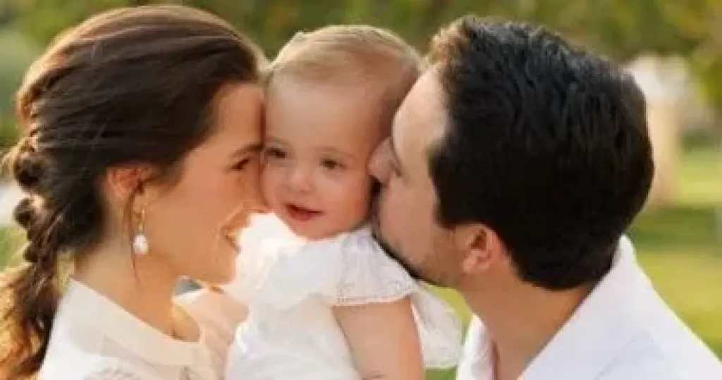 لقطة عائلية دافئة.. كيف احتفل ولي عهد الأردن بعيد ميلاد الأميرة رجوة؟