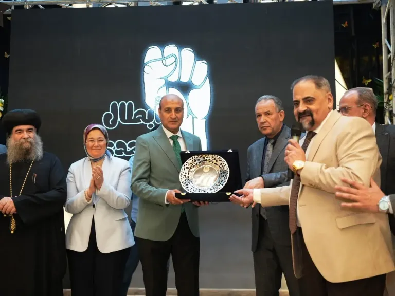 محافظ أسيوط يشهد احتفالية مميزة لتكريم أبطال التحدي وأمهاتهم بمدرسة السلام ا