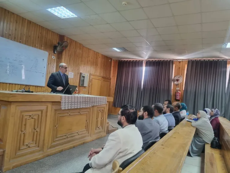 دورتان تدريبيتان في التحليل الإحصائي وبنوك الأسئلة بكلية التربية بنات بأسيوط